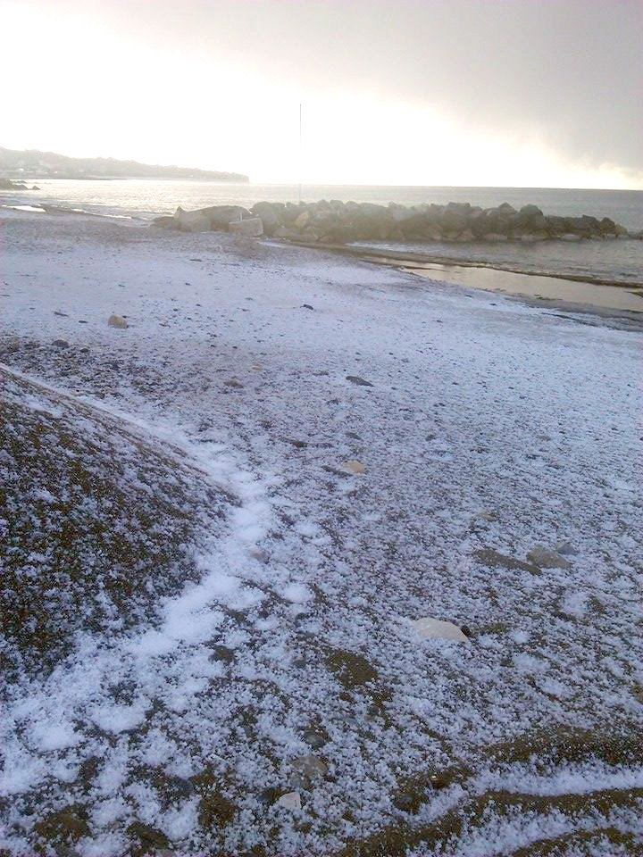 Ιεράπετρα: Το έστρωσε ακόμα και στην παραλία -Χιόνι εκεί που σκάει το κύμα [εικόνες] | iefimerida.gr 4