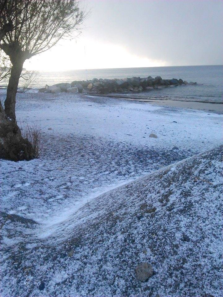 Ιεράπετρα: Το έστρωσε ακόμα και στην παραλία -Χιόνι εκεί που σκάει το κύμα [εικόνες] | iefimerida.gr 6