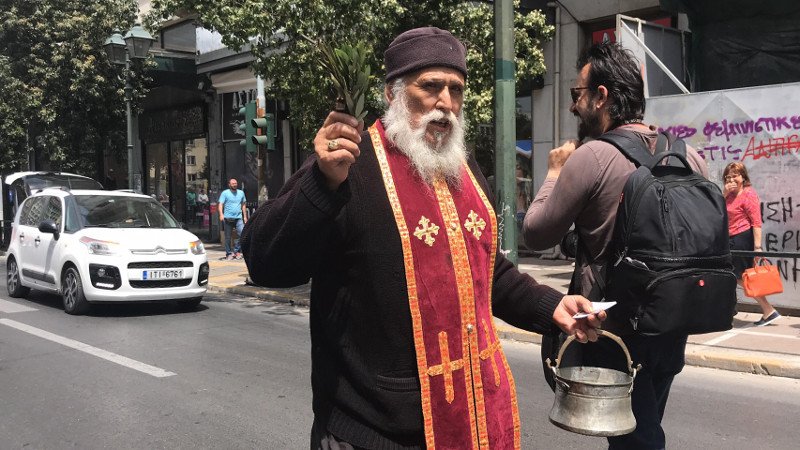 Ιερέας «αγίασε» τον δρόμο για την πορεία της ΑΔΕΔΥ στο υπουργείο Οικονομικών [εικόνες & βίντεο] | iefimerida.gr 0