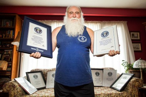 Αυτός ο ιερέας ξέρει από βάρη -Εχει τραβήξει αεροπλάνα, φορτηγά και έχει σηκώσει 22 γυναίκες στην πλάτη του [εικόνες&βίντεο] | iefimerida.gr 1