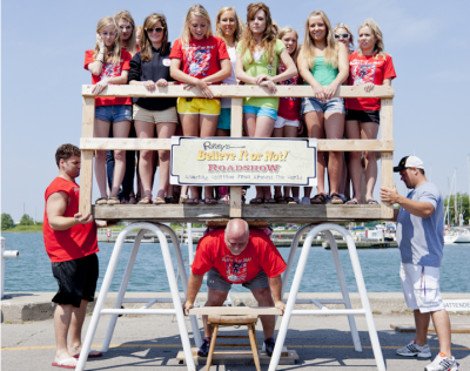 Αυτός ο ιερέας ξέρει από βάρη -Εχει τραβήξει αεροπλάνα, φορτηγά και έχει σηκώσει 22 γυναίκες στην πλάτη του [εικόνες&βίντεο] | iefimerida.gr 3