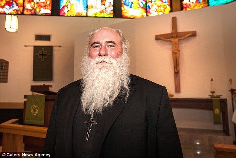 Αυτός ο ιερέας ξέρει από βάρη -Εχει τραβήξει αεροπλάνα, φορτηγά και έχει σηκώσει 22 γυναίκες στην πλάτη του [εικόνες&βίντεο] | iefimerida.gr 6