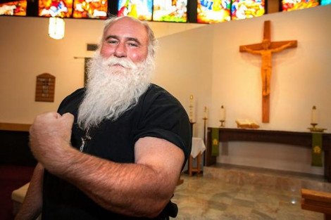 Αυτός ο ιερέας ξέρει από βάρη -Εχει τραβήξει αεροπλάνα, φορτηγά και έχει σηκώσει 22 γυναίκες στην πλάτη του [εικόνες&βίντεο] | iefimerida.gr 0