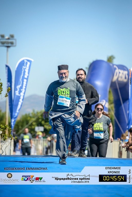 Κρήτη: Σήκωσαν τα ράσα... και έτρεξαν στον Ημιμαραθώνιο! [εικόνες] | iefimerida.gr 0
