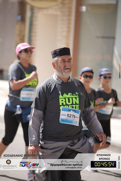 Κρήτη: Σήκωσαν τα ράσα... και έτρεξαν στον Ημιμαραθώνιο! [εικόνες] | iefimerida.gr 3