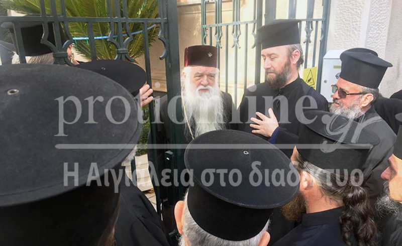 Η συζήτηση των ιερέων με τον Μητροπολίτη Αμβρόσιο / Φωτογραφία: protionline.gr