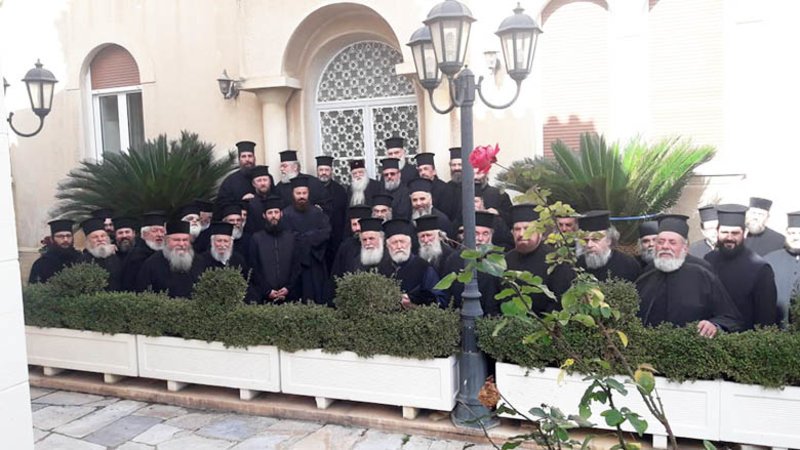 Το... σώμα της πορείας των ιερέων / Φωτογραφία: protionline.gr