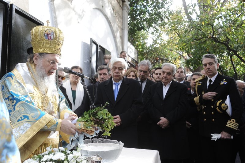 Στον αγιασμό των υδάτων στη Δεξαμενή οι ιερείς έψαλαν από τάμπλετ! [εικόνες]  | iefimerida.gr 1