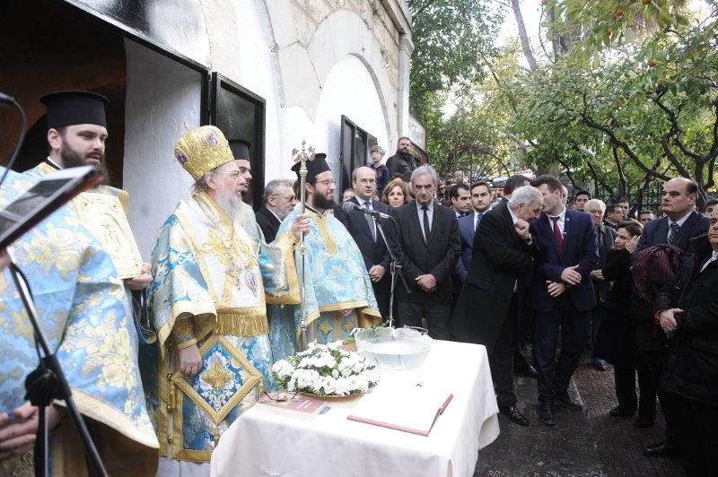 Στον αγιασμό των υδάτων στη Δεξαμενή οι ιερείς έψαλαν από τάμπλετ! [εικόνες]  | iefimerida.gr 2
