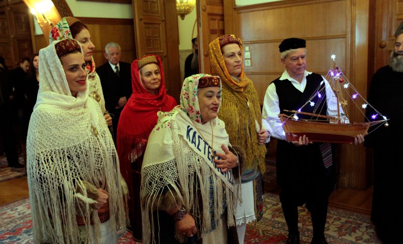 Κάλαντα και παραδοσιακά τραγούδια στον Ιερώνυμο από συλλόγους και φορείς [εικόνες] | iefimerida.gr 3