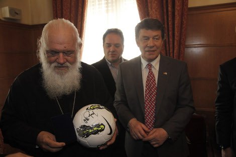 Ο Ρεχάγκελ χάρισε μια μπάλα στον Αρχιεπίσκοπο Ιερώνυμο [εικόνες] | iefimerida.gr 0