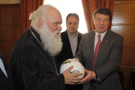 Ο Ρεχάγκελ χάρισε μια μπάλα στον Αρχιεπίσκοπο Ιερώνυμο [εικόνες] | iefimerida.gr 1