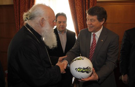 Ο Ρεχάγκελ χάρισε μια μπάλα στον Αρχιεπίσκοπο Ιερώνυμο [εικόνες] | iefimerida.gr 2