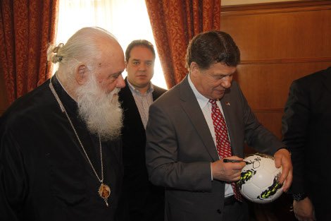 Ο Ρεχάγκελ χάρισε μια μπάλα στον Αρχιεπίσκοπο Ιερώνυμο [εικόνες] | iefimerida.gr 3