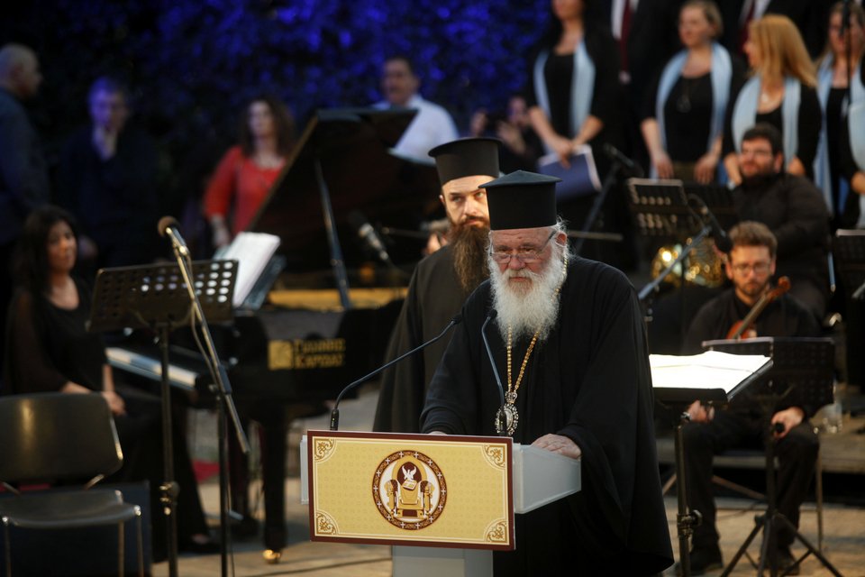 H Μαρία Φαραντούρη τραγούδησε για τους ιερείς, επικεφαλής των εκκλησιών στην Κρήτη [εικόνες & βίντεο] | iefimerida.gr 3