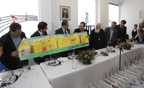 O Αρχιεπίσκοπος Ιερώνυμος πέρασε μια ημέρα περιτριγυρισμένος από μικρά παιδιά: Να ταξιδέψετε, να διαβάσετε να δημιουργήσετε [εικόνες] | iefimerida.gr 2