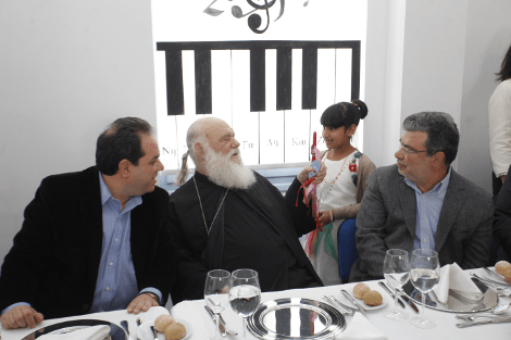 O Αρχιεπίσκοπος Ιερώνυμος πέρασε μια ημέρα περιτριγυρισμένος από μικρά παιδιά: Να ταξιδέψετε, να διαβάσετε να δημιουργήσετε [εικόνες] | iefimerida.gr 3