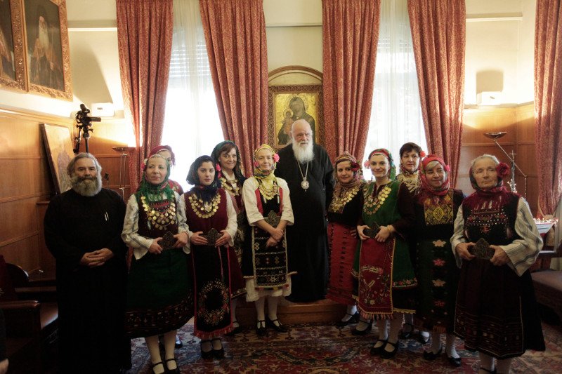 Κάλαντα και παραδοσιακά τραγούδια στον Ιερώνυμο από συλλόγους και φορείς [εικόνες] | iefimerida.gr 1