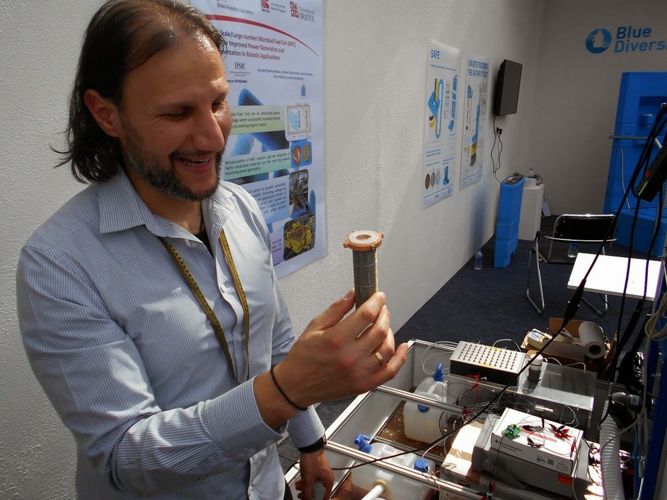 Επαναστατική εφεύρεση από Ελληνα: Λεκάνη χρησιμοποιεί τα ούρα και παράγει ηλεκτρικό ρεύμα [εικόνες] | iefimerida.gr 0