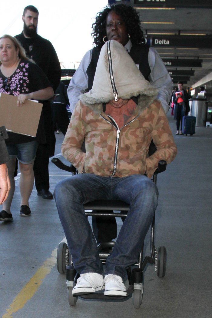 Μίκι Ρουρκ: Σε αναπηρικό καροτσάκι στο αεροδρόμιο του Λος Αντζελες [εικόνες]  | iefimerida.gr 0