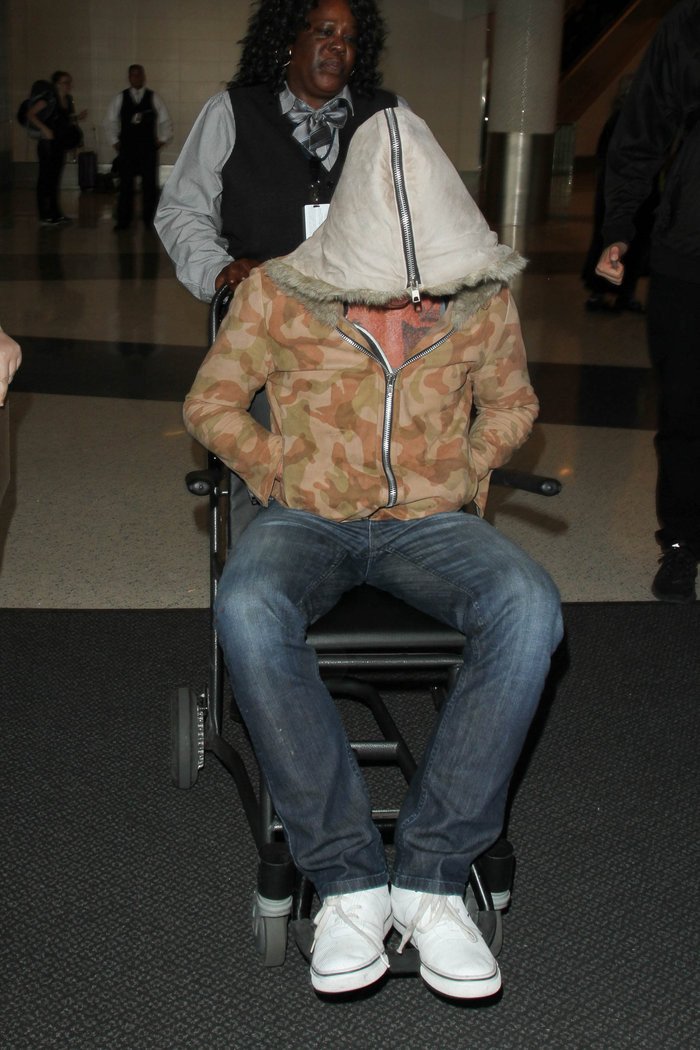 Μίκι Ρουρκ: Σε αναπηρικό καροτσάκι στο αεροδρόμιο του Λος Αντζελες [εικόνες]  | iefimerida.gr 1