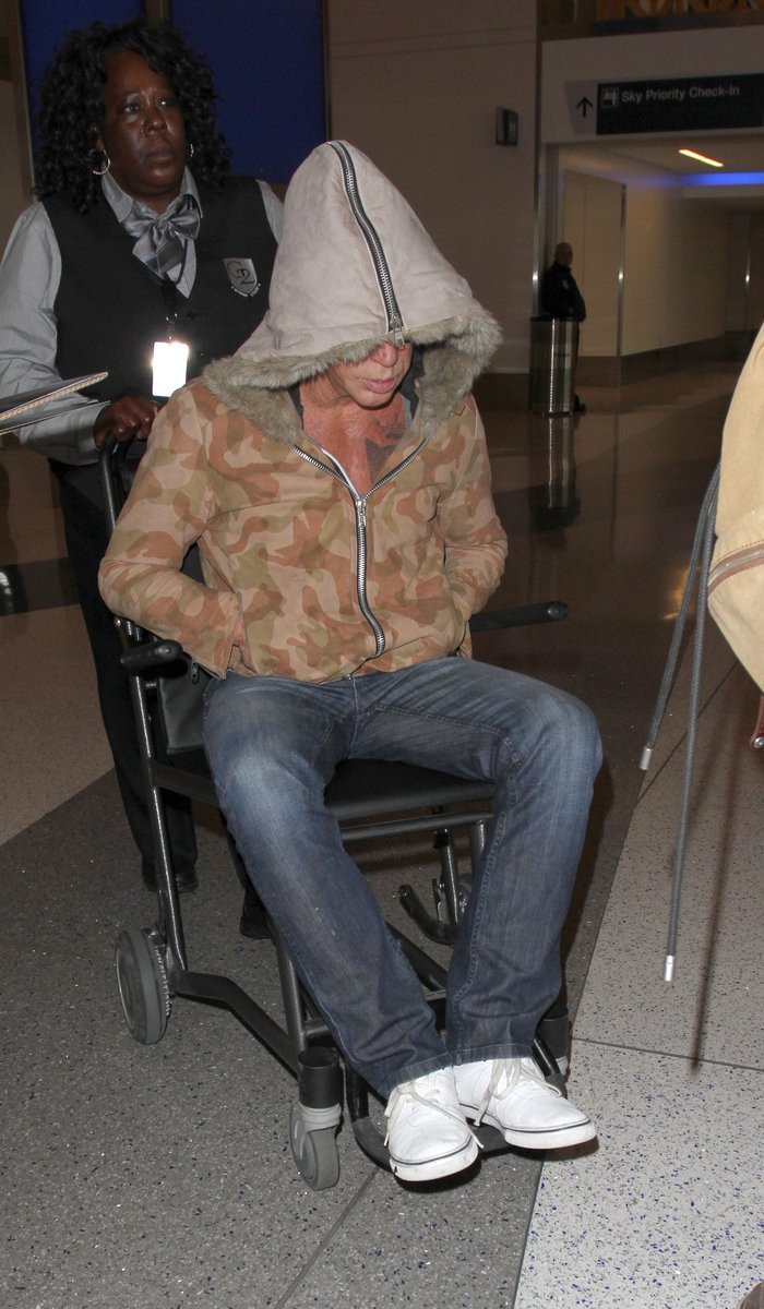 Μίκι Ρουρκ: Σε αναπηρικό καροτσάκι στο αεροδρόμιο του Λος Αντζελες [εικόνες]  | iefimerida.gr 2