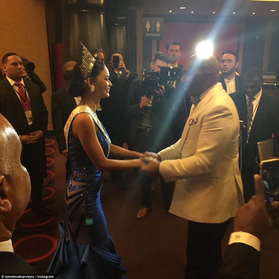 Ο Steve Harvey απολογήθηκε στη Miss Universe -«Είχα πιει και έπαιζα ρουλέτα πριν τον τελικό» [εικόνες & βίντεο] | iefimerida.gr 0