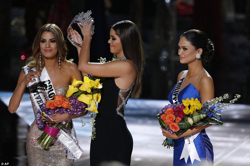 Ο Steve Harvey απολογήθηκε στη Miss Universe -«Είχα πιει και έπαιζα ρουλέτα πριν τον τελικό» [εικόνες & βίντεο] | iefimerida.gr 1