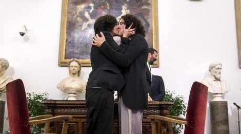 Ο δήμαρχος της Ρώμης νομιμοποίησε 16 γάμους ομοφυλοφίλων και ξεκίνησε «πόλεμο» [εικόνες] | iefimerida.gr 0