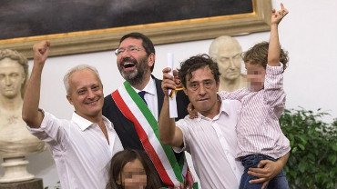 Ο δήμαρχος της Ρώμης νομιμοποίησε 16 γάμους ομοφυλοφίλων και ξεκίνησε «πόλεμο» [εικόνες] | iefimerida.gr 4