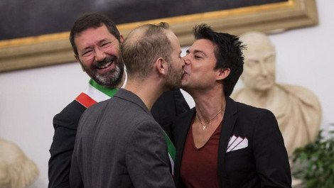 Ο δήμαρχος της Ρώμης νομιμοποίησε 16 γάμους ομοφυλοφίλων και ξεκίνησε «πόλεμο» [εικόνες] | iefimerida.gr 1