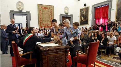 Ο δήμαρχος της Ρώμης νομιμοποίησε 16 γάμους ομοφυλοφίλων και ξεκίνησε «πόλεμο» [εικόνες] | iefimerida.gr 3