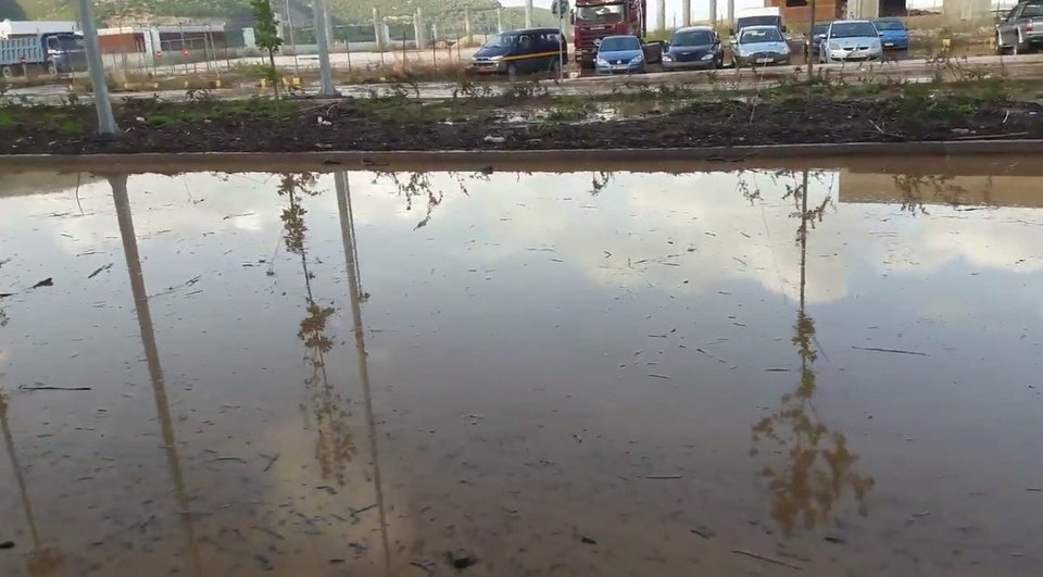 Ζημιές και τόνοι λάσπης από τη νεροποντή που έπληξε την Ηγουμενίτσα [βίντεο]  | iefimerida.gr 0