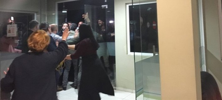 Εξαγριωμένοι αγρότες προπηλάκισαν βουλευτή του ΣΥΡΙΖΑ μέσα σε στούντιο τηλεόρασης [εικόνες] | iefimerida.gr 1