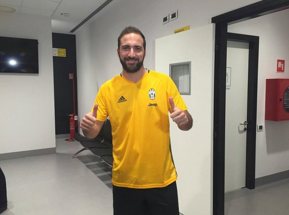 Ντελίριο ενθουσιασμού στο προπονητικό κέντρο της Γιουβέντους για τον Ιγκουαΐν [εικόνες & βίντεο] | iefimerida.gr 2