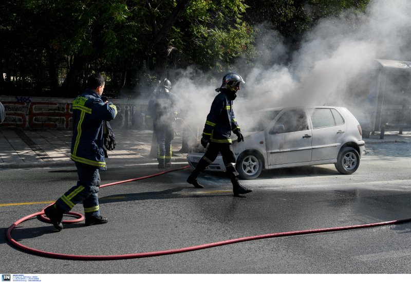 Το μικρό ΙΧ τυλίχθηκε στις φλόγες από άγνωστη μέχρι στιγμής αιτία