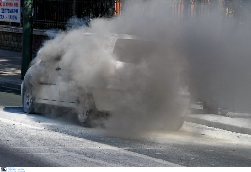 Το ΙΧ που τυλίχθηκε στις φλόγες στην λεωφόρο Αλεξάνδρας