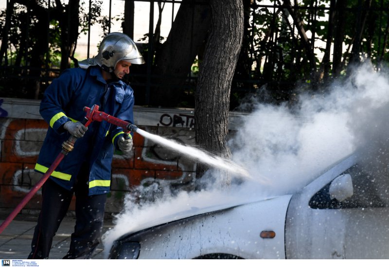 Αμέσως έσπευσε στο σημείο όχημα της Πυροσβεστικής ενώ διεκόπη η κυκλοφορία 