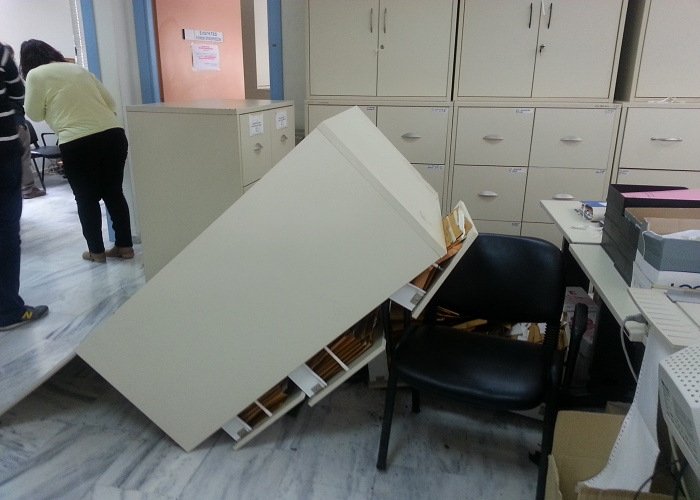 «Κόλαση» στο ΙΚΑ Παγκρατίου: Ζήτησαν από πολίτη παραπάνω δικαιολογητικά και τα έκανε γυαλιά καρφιά [εικόνες] | iefimerida.gr 0