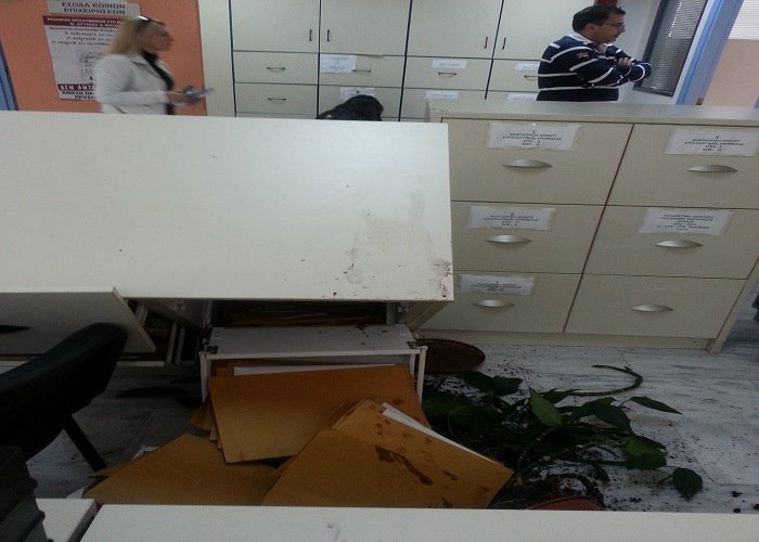 «Κόλαση» στο ΙΚΑ Παγκρατίου: Ζήτησαν από πολίτη παραπάνω δικαιολογητικά και τα έκανε γυαλιά καρφιά [εικόνες] | iefimerida.gr 1