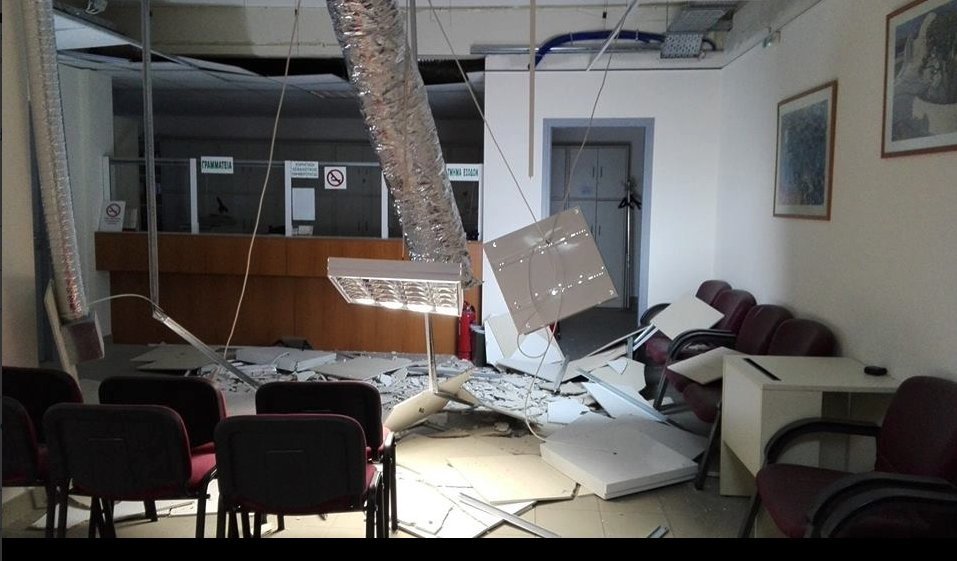 Κατέρρευσε η οροφή στο ΙΚΑ Ζωγράφου -Από θαύμα δεν υπήρξαν θύματα [εικόνες] | iefimerida.gr 0