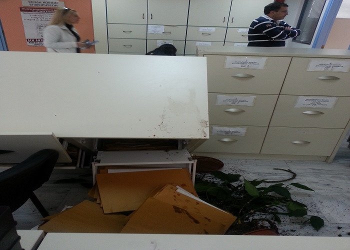 Αγανακτισμένος πολίτης έκανε γυαλιά καρφιά το ΙΚΑ Παγκρατίου [εικόνες] | iefimerida.gr 0