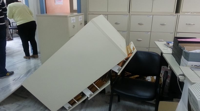 Αγανακτισμένος πολίτης έκανε γυαλιά καρφιά το ΙΚΑ Παγκρατίου [εικόνες] | iefimerida.gr 1