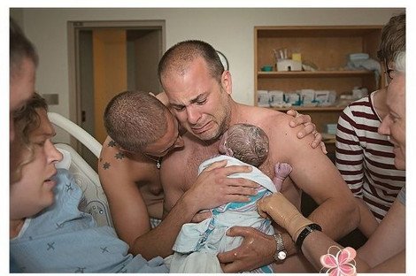 Συγκλονιστικές φωτογραφίες: Δύο ομοφυλόφιλοι μπαμπάδες κρατούν για πρώτη φορά το νεογέννητο μωρό τους | iefimerida.gr 2