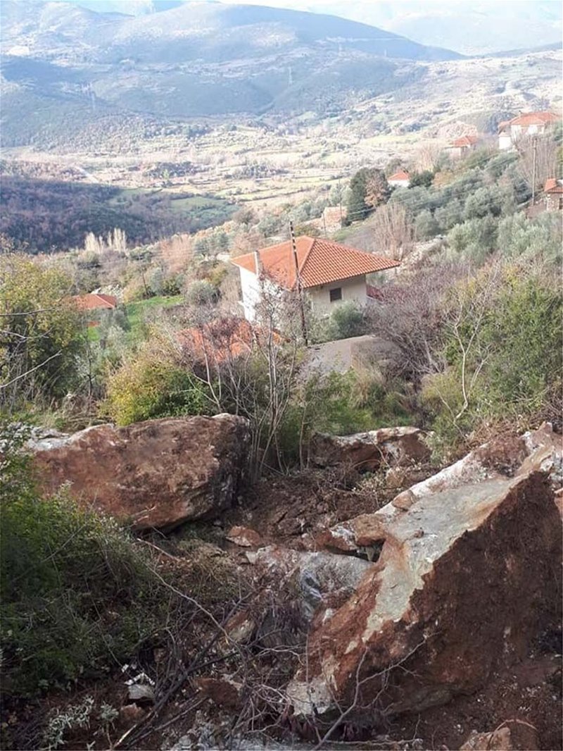 Τρόμος στην Ηλεία: «Ανοιξε» το βουνό και έγινε κατολίσθηση βράχων -Εκκένωση σπιτιών [εικόνες] | iefimerida.gr 4