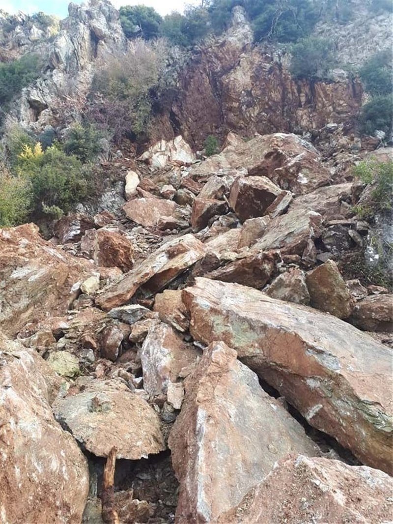 Τρόμος στην Ηλεία: «Ανοιξε» το βουνό και έγινε κατολίσθηση βράχων -Εκκένωση σπιτιών [εικόνες] | iefimerida.gr 3