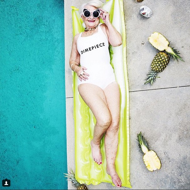 86χρονη, μοντέλο για νεανικά ρούχα -Τρελαίνει το Instagram  με τα μαγιό και τα τεράστια γυαλιά της [εικόνες] | iefimerida.gr 3