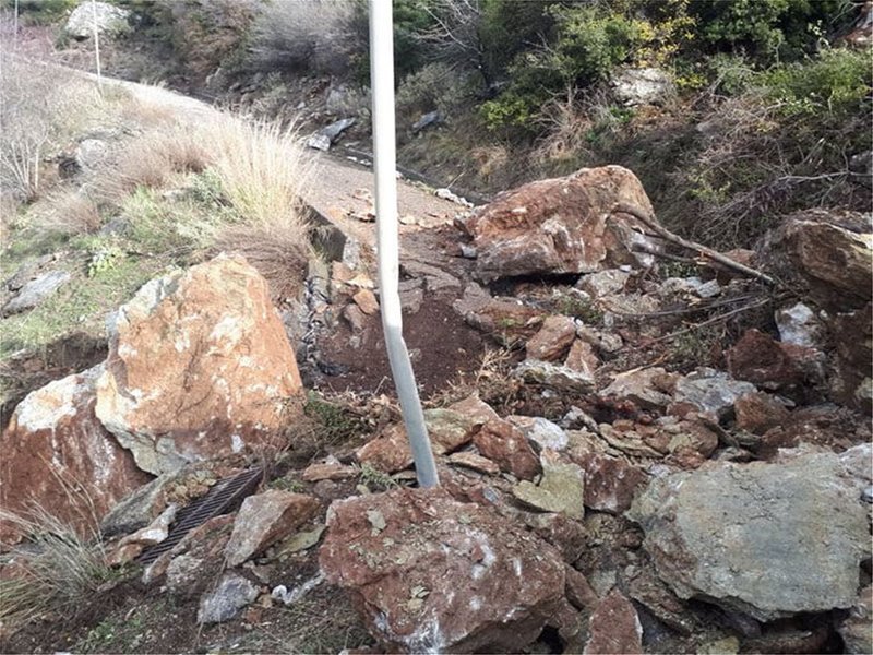 Τρόμος στην Ηλεία: «Ανοιξε» το βουνό και έγινε κατολίσθηση βράχων -Εκκένωση σπιτιών [εικόνες] | iefimerida.gr 2