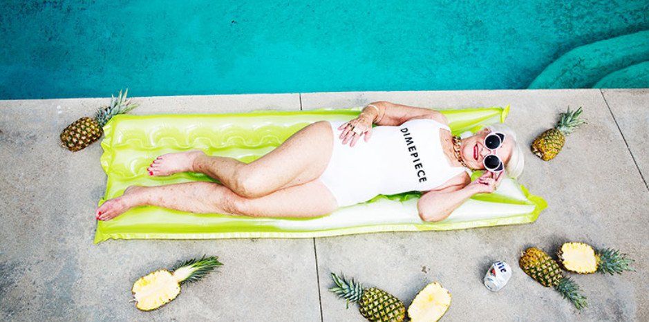 86χρονη, μοντέλο για νεανικά ρούχα -Τρελαίνει το Instagram  με τα μαγιό και τα τεράστια γυαλιά της [εικόνες] | iefimerida.gr 5