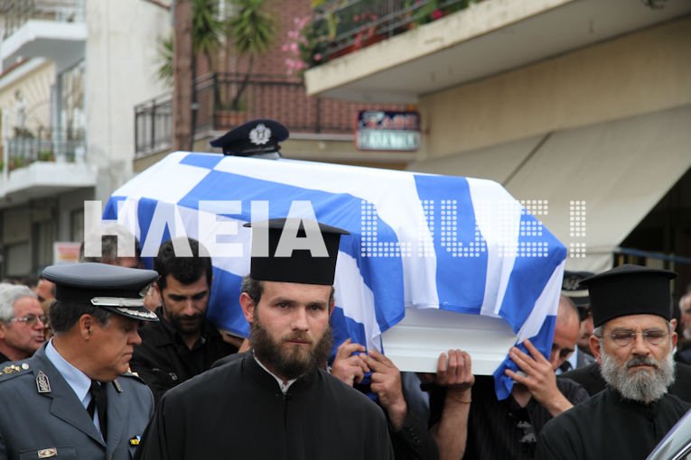 «Αθάνατος, ήρωας» -Πλήθος κόσμου στο τελευταίο αντίο στον αστυνομικό που δολοφονήθηκε στην Ανδραβίδα [εικόνες] | iefimerida.gr 1